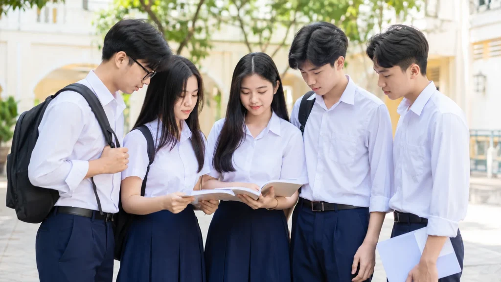 Ảnh học sinh THPT mặc đồng phục sơ mi trắng, quần tây và chân váy xanh navy, thể hiện hình ảnh chỉn chu, nghiêm túc trong môi trường học đường.