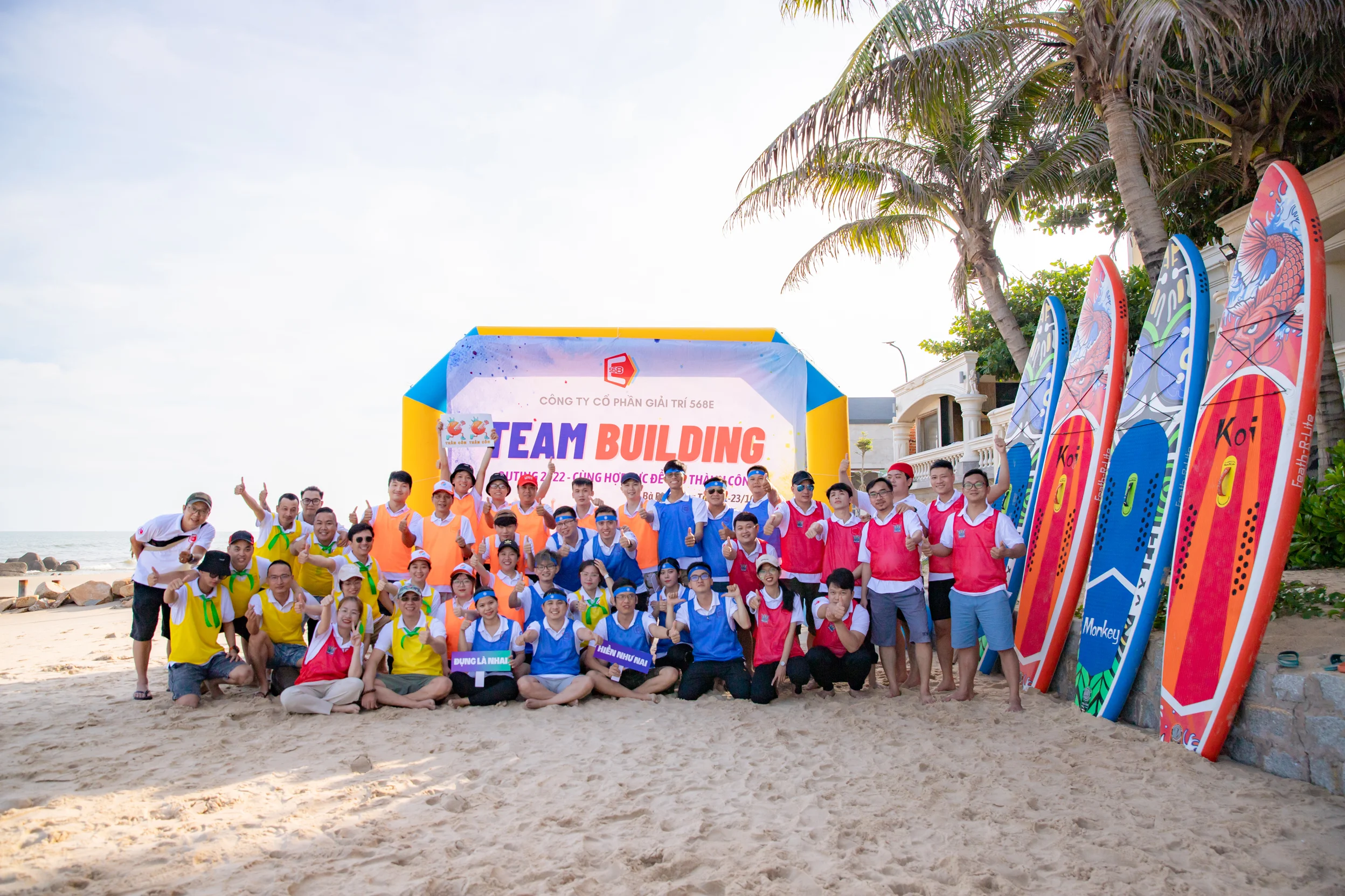 Đồng phục team building bãi biển cho doanh nghiệp với áo chia đội nhiều màu nổi bật