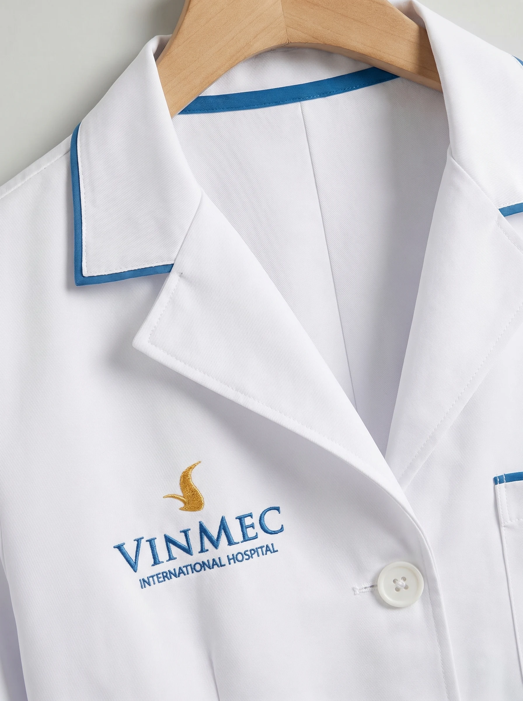 bảng size đồng phục phục hồi chức năng - Áo blouse bác sĩ màu trắng cận cổ áo và logo B2