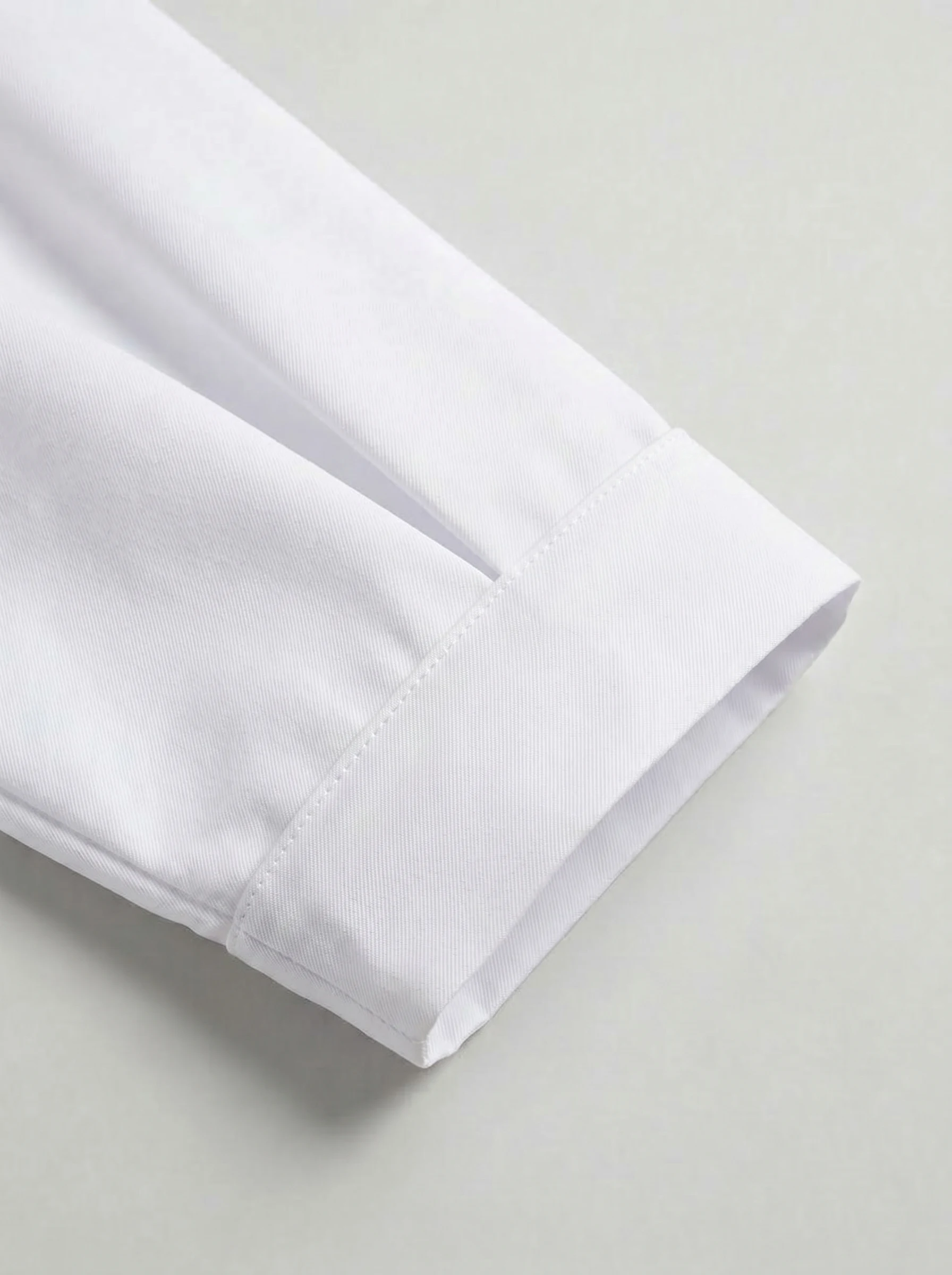 Áo blouse bác sĩ màu trắng cận cổ tay áo B2