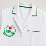 Áo blouse bác sĩ màu trắng cận cổ áo, logo và túi ngực B3