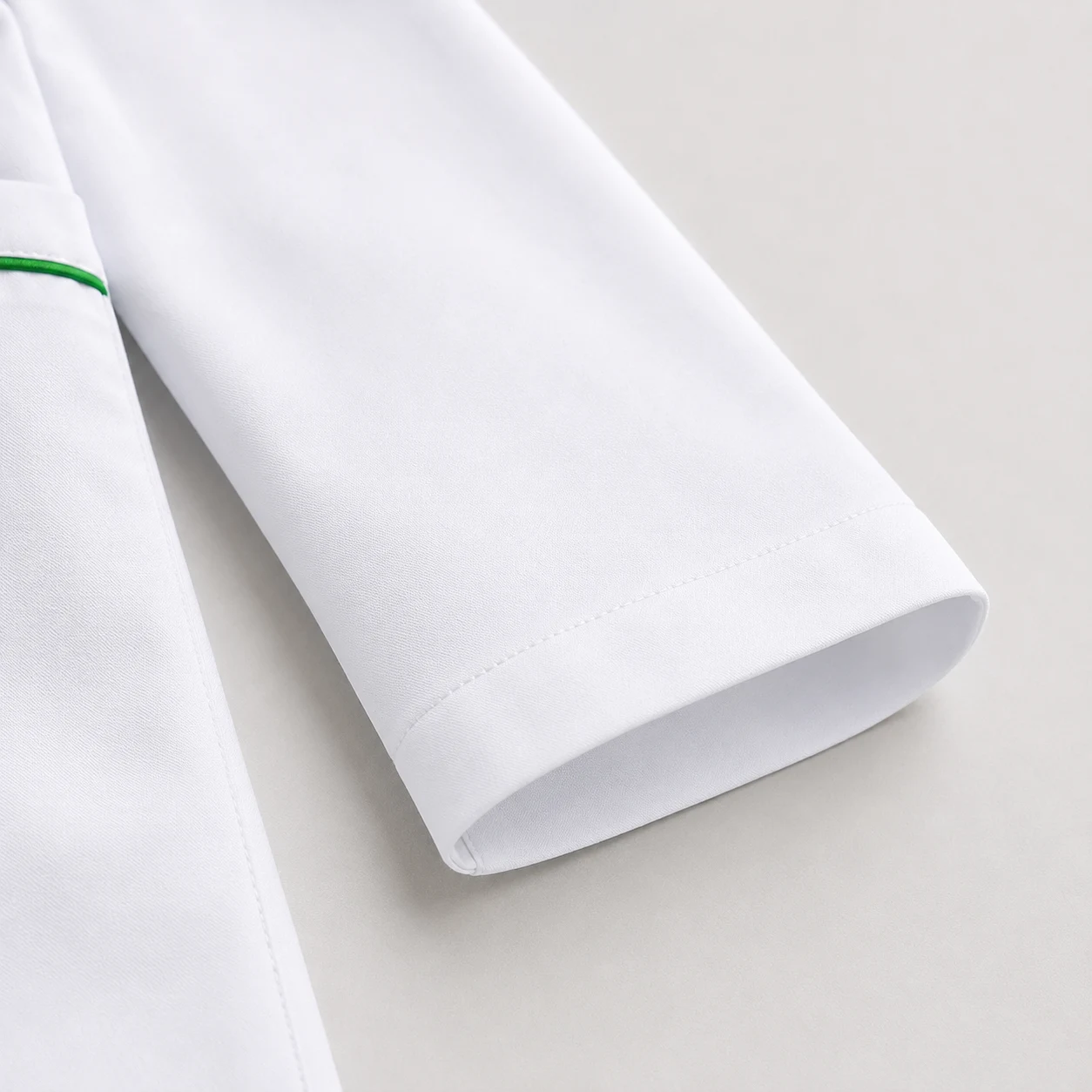 Áo blouse bác sĩ màu trắng cận cổ tay áo B3