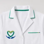 Áo blouse bác sĩ màu trắng cận cổ áo, logo và túi ngực B4