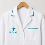 Áo blouse bác sĩ màu trắng cận cổ áo, logo và túi ngực B5