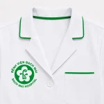 Áo điều dưỡng bệnh viện màu trắng cận cổ áo, logo và túi ngực Mẫu 01