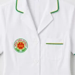Áo điều dưỡng bệnh viện màu trắng cận cổ áo, logo và túi ngực Mẫu 03