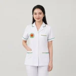 Áo điều dưỡng bệnh viện màu trắng người mẫu nữ mặc áo Mẫu 03