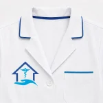 Áo điều dưỡng bệnh viện màu trắng cận cổ áo, logo và túi ngực Mẫu 04