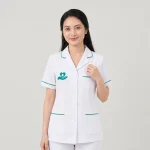 Áo điều dưỡng bệnh viện màu trắng người mẫu nữ mặc áo Mẫu 05