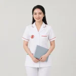 Áo điều dưỡng bệnh viện màu trắng người mẫu nữ mặc áo Mẫu 06