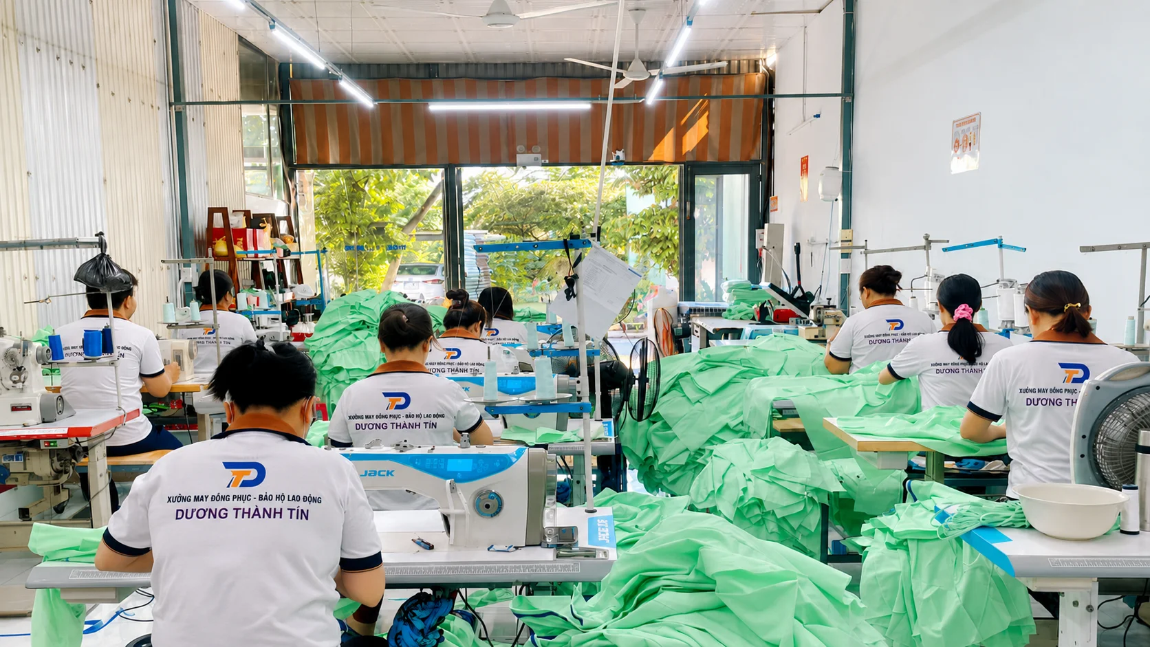 Công đoạn sản xuất và kiểm định đồng phục tại xưởng