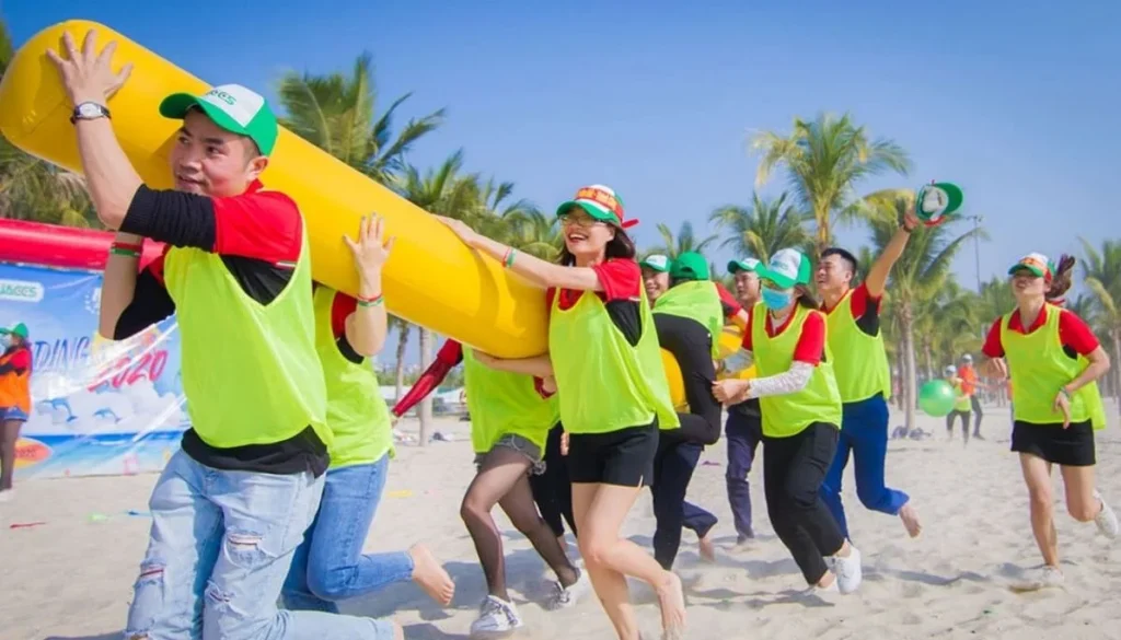 Đồng phục chia đội team building bãi biển với áo màu nổi bật giúp dễ nhận diện team