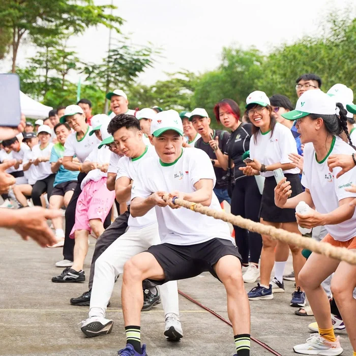 Hoạt động kéo co team building cần chuẩn bị găng tay và đồng phục thoải mái khi vận động