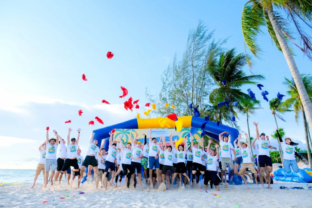 Đồng phục team building bãi biển giúp hình ảnh tập thể nổi bật và chuyên nghiệp hơn