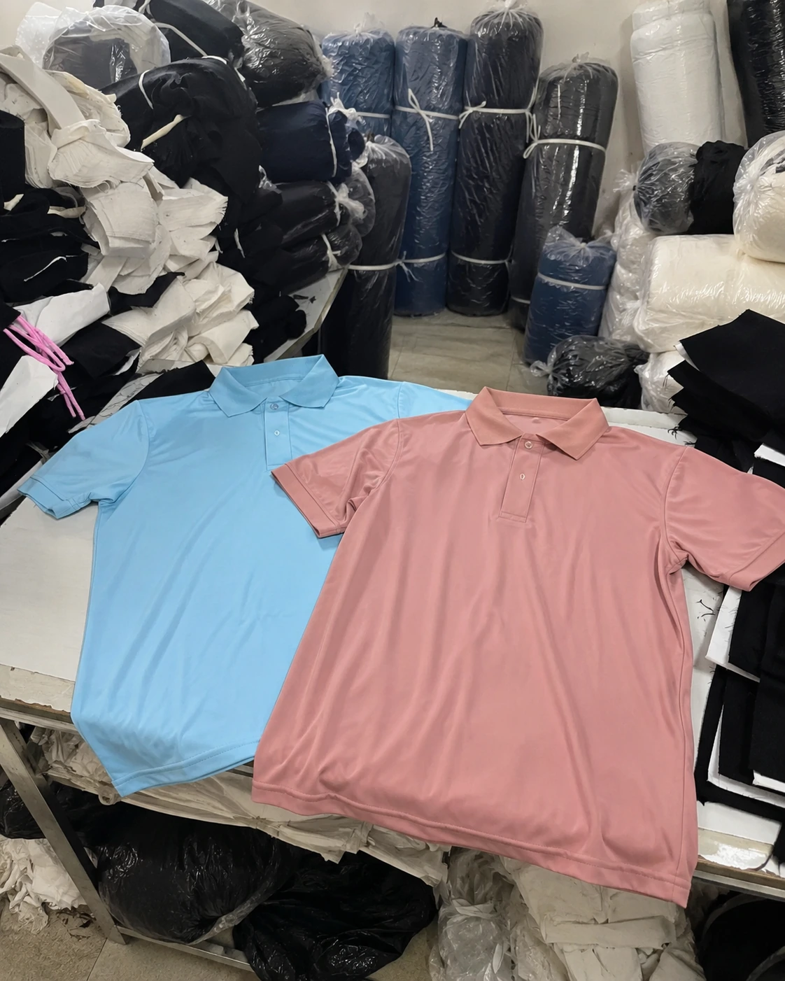 Xưởng may áo polo đồng phục số lượng lớn với áo phôi và vải được chuẩn bị sản xuất