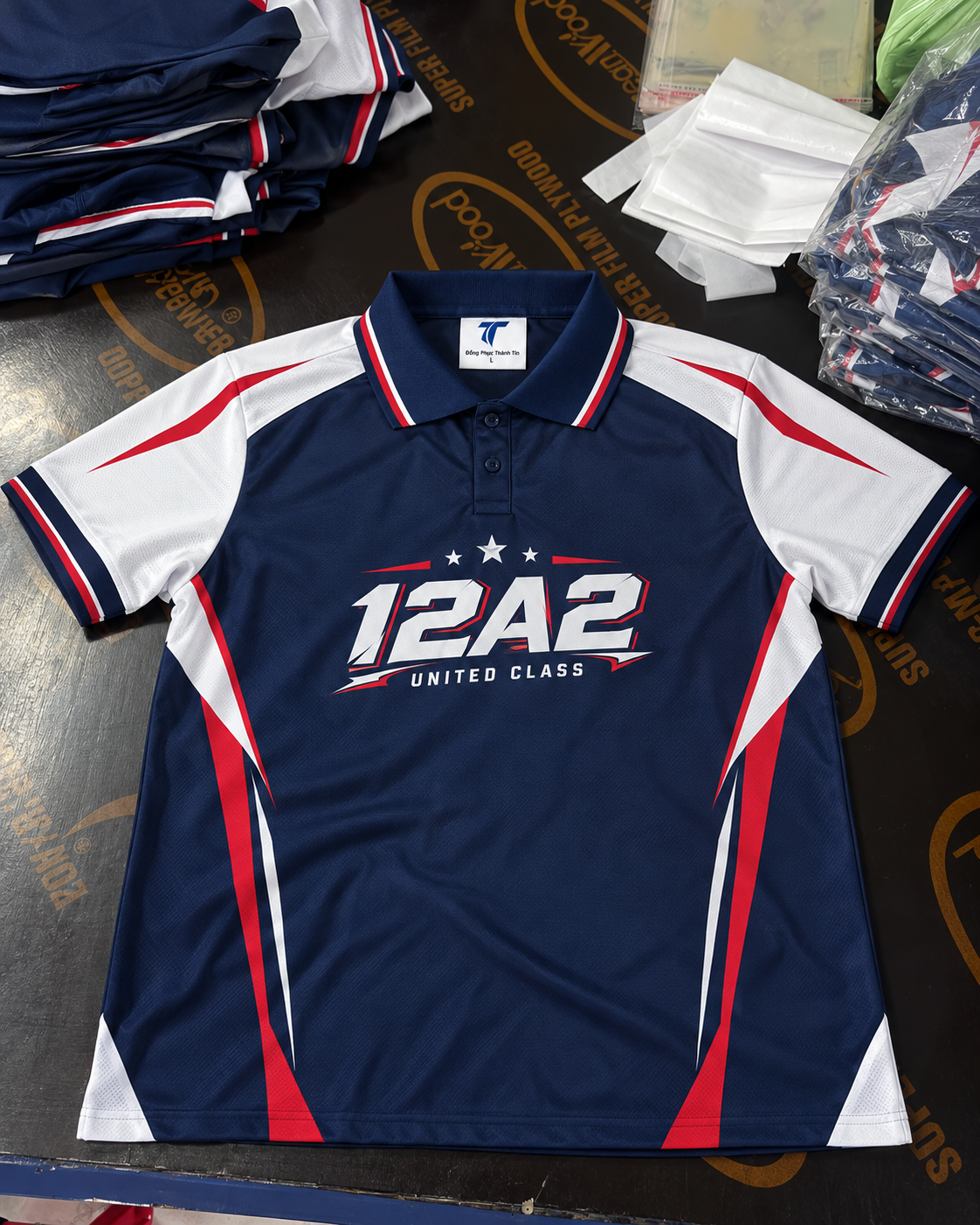 áo lớp polo hay cổ tròn